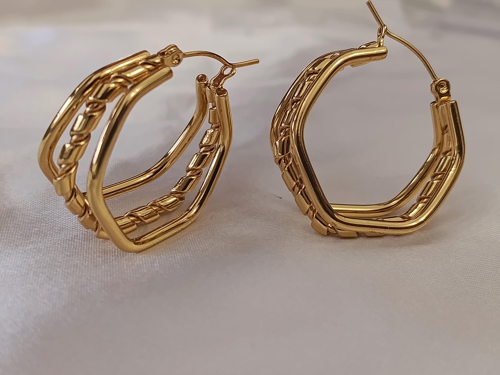 Pendientes de aros Grandes de Estilo Italiano en Acero Inoxidable con Baño de Oro 18K - Diseño Geométrico regalo para ella
