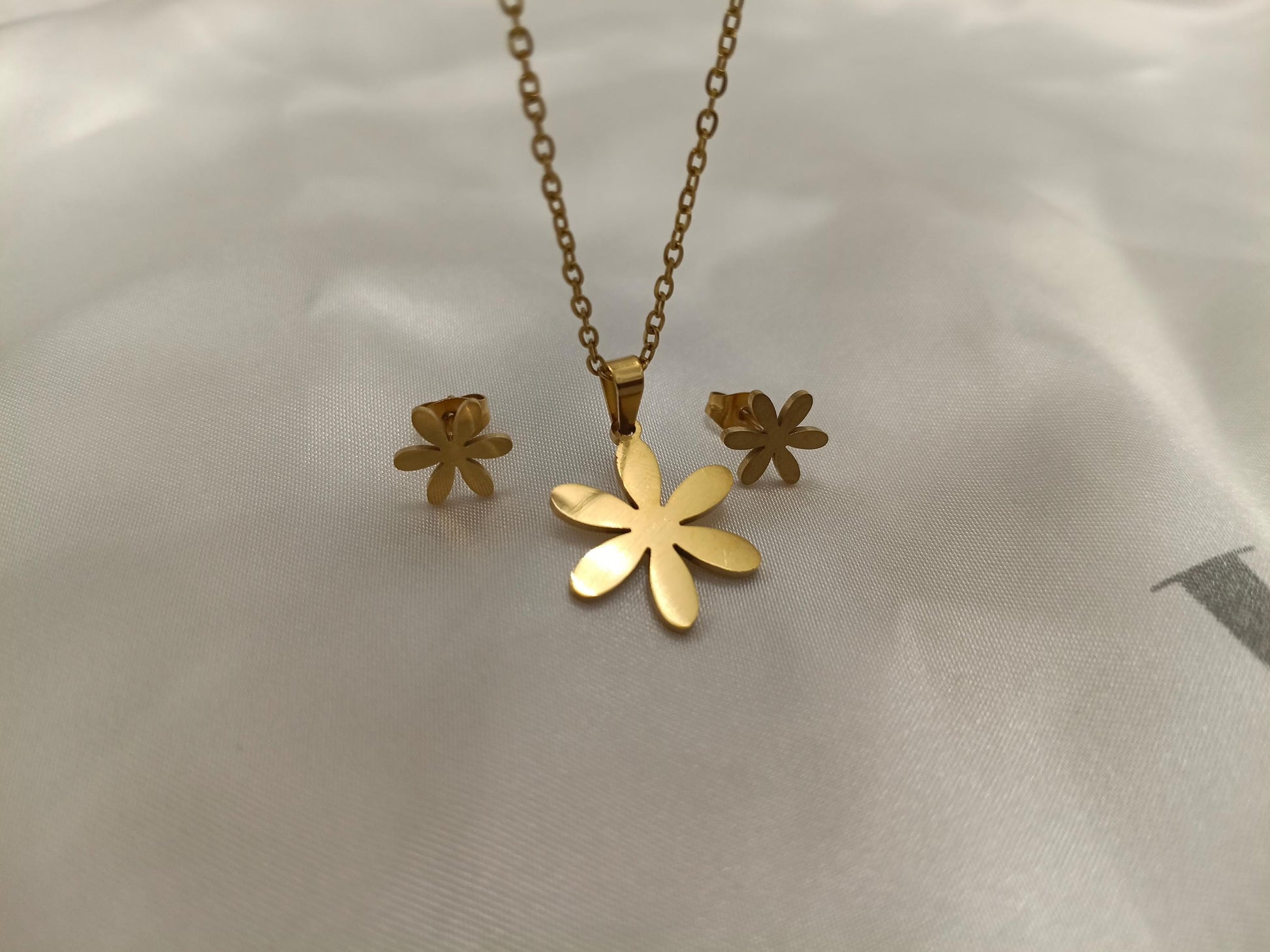 Conjunto de Joyería de Acero Inoxidable con Baño de Oro 18K - Collar y Pendientes de Flor Pulida regalo para ella