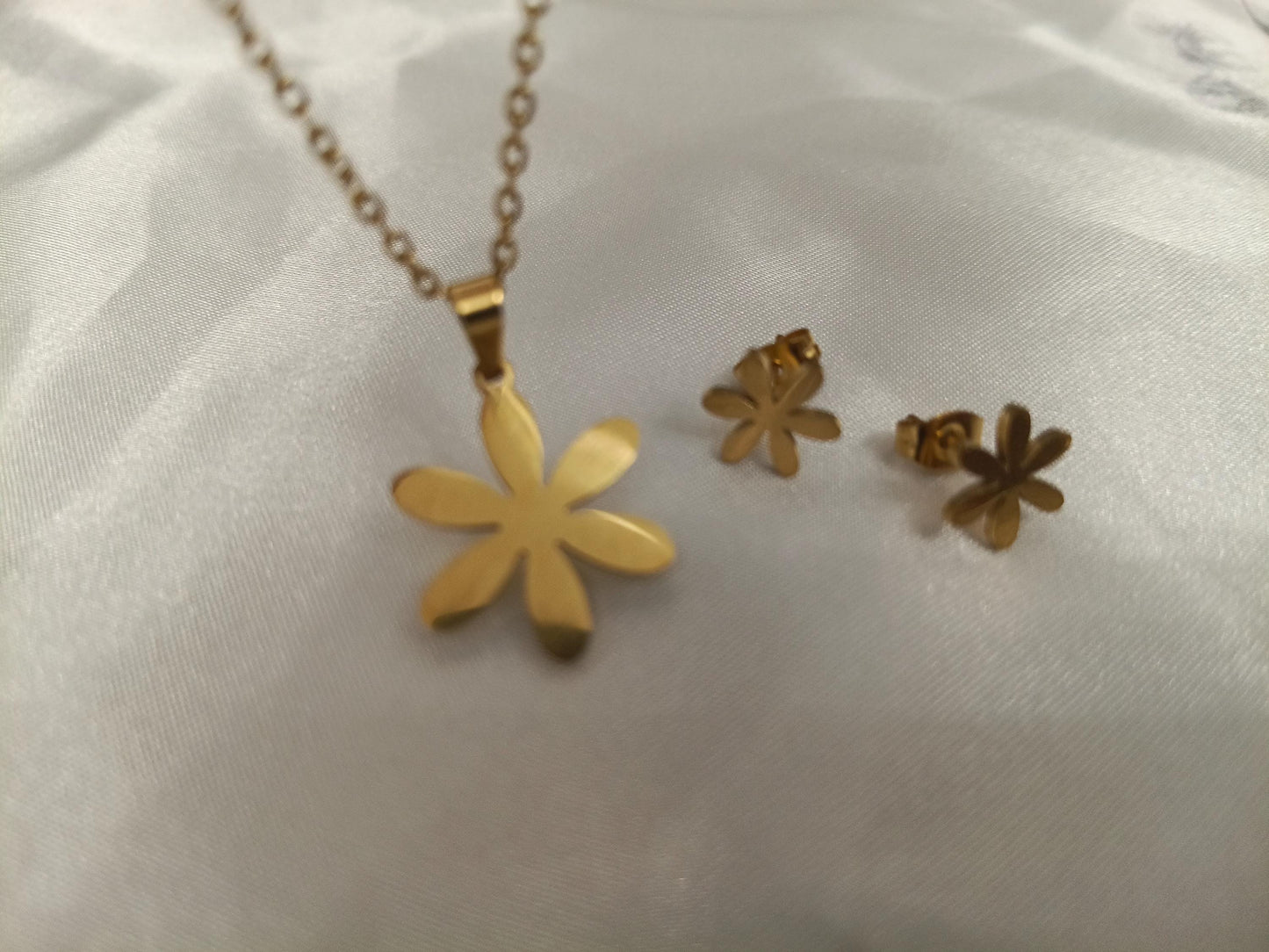 Conjunto de Joyería de Acero Inoxidable con Baño de Oro 18K - Collar y Pendientes de Flor Pulida regalo para ella