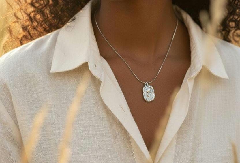 Collar de Acero Inoxidable Oro 18K - colgante Placa Cuadrada Tulipán Grabado - Cadena Serpiente + Extensión para ella