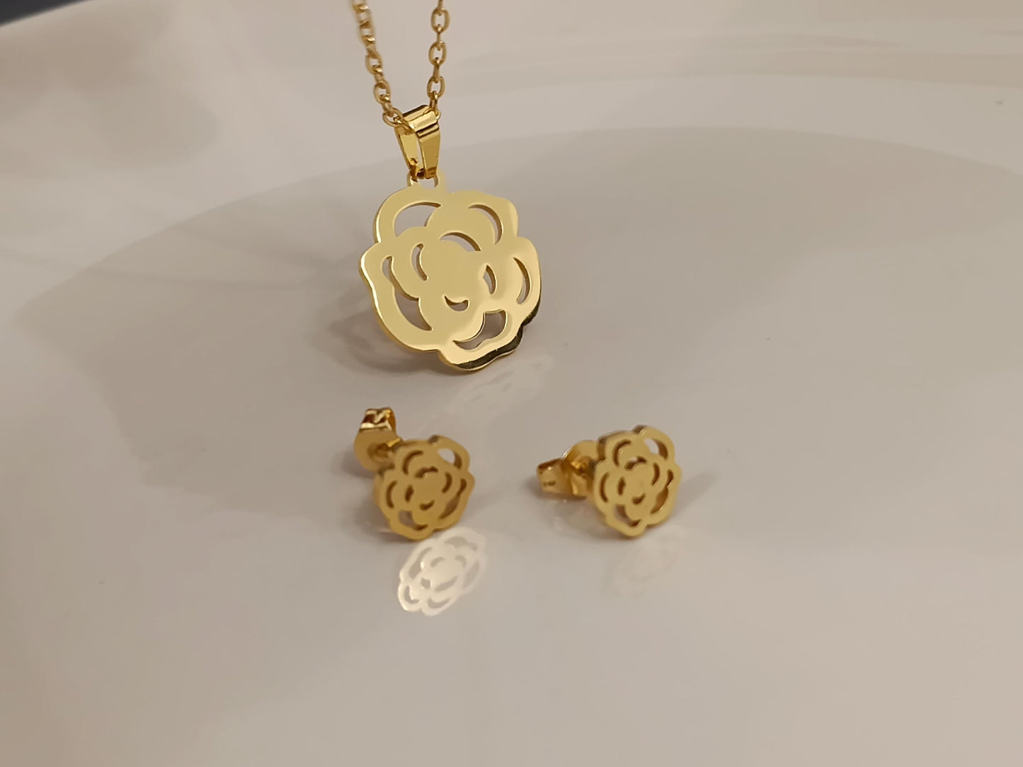 Conjunto de Joyería Floral "Peonía" en Acero Inoxidable con Baño de Oro 18K - Collar y Pendientes a Juego regalo para ella