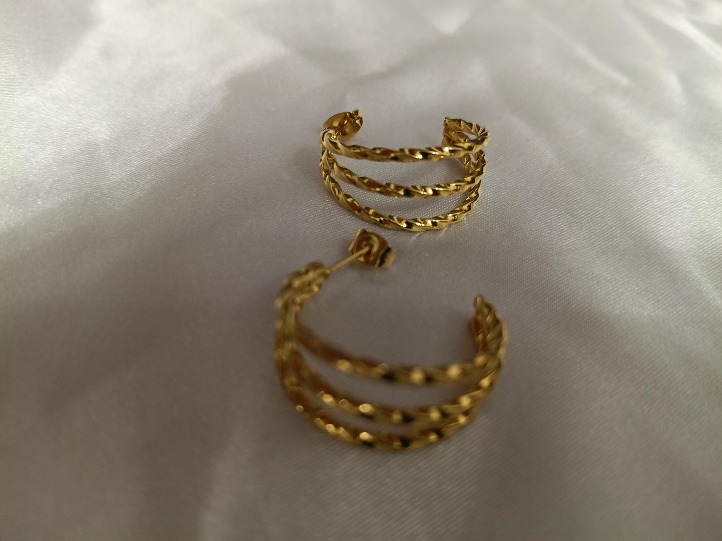 Arracadas de Medio Aro Anchas en Acero Inoxidable con Baño de Oro 18K - Acabado Diamantado Italiano regalo para ella