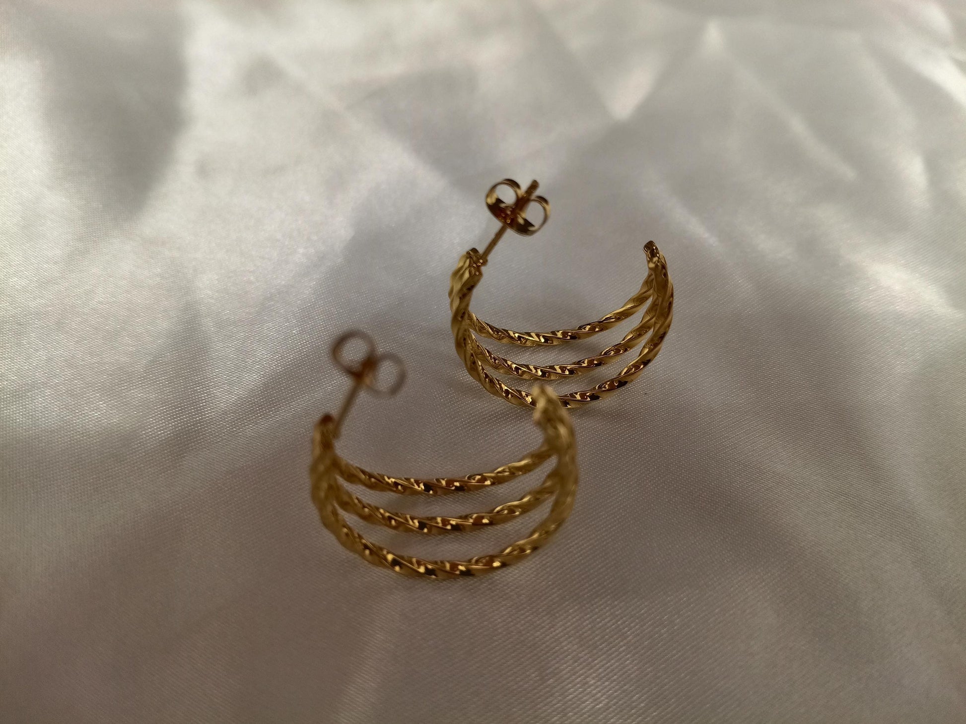 Arracadas de Medio Aro Anchas en Acero Inoxidable con Baño de Oro 18K - Acabado Diamantado Italiano regalo para ella