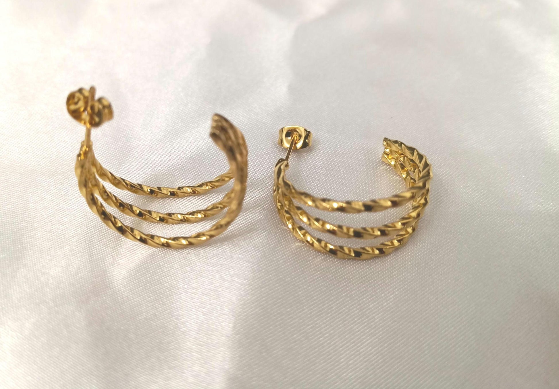 Arracadas de Medio Aro Anchas en Acero Inoxidable con Baño de Oro 18K - Acabado Diamantado Italiano regalo para ella