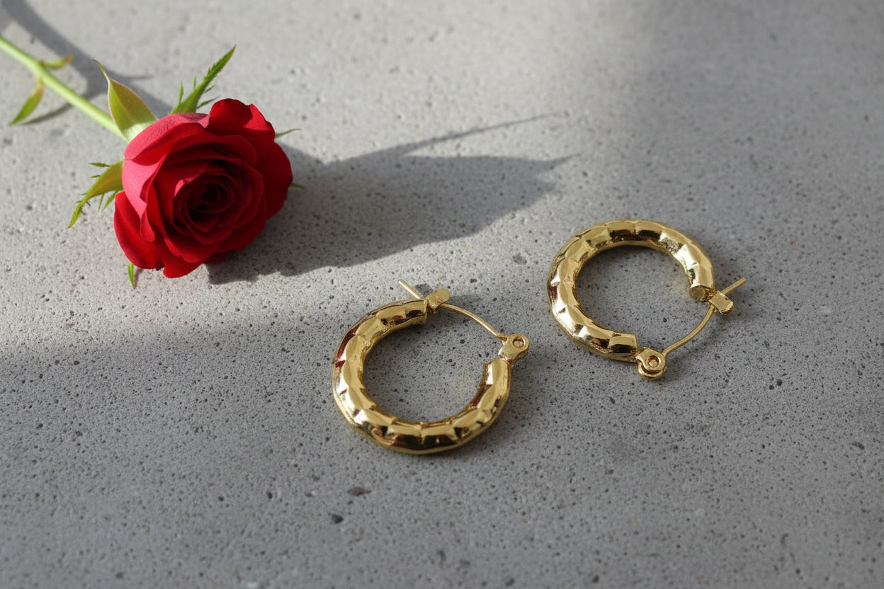 Pendientes de aro con diseño grabado estilo italiano, acero inoxidable con baño de oro 18K reglalo para ella
