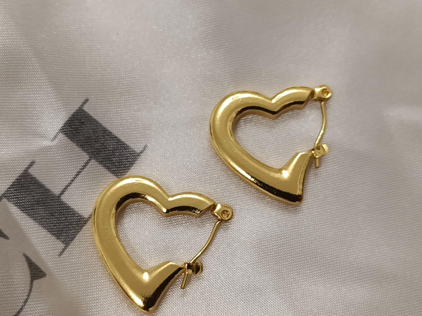 Pendientes de aros de Corazón Estilo Italiano en Acero Inoxidable con Baño de Oro 18K - Acabado Diamantado reglalo para ella