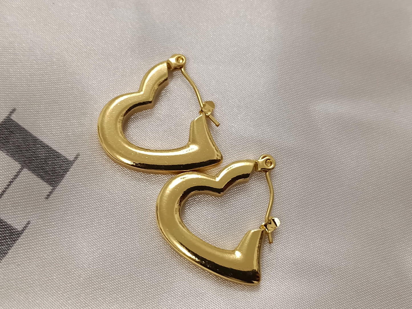 Pendientes de aros de Corazón Estilo Italiano en Acero Inoxidable con Baño de Oro 18K - Acabado Diamantado reglalo para ella