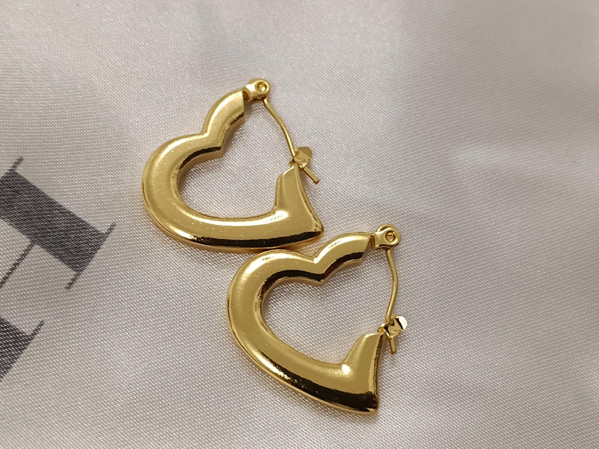Pendientes de aros de Corazón Estilo Italiano en Acero Inoxidable con Baño de Oro 18K - Acabado Diamantado reglalo para ella