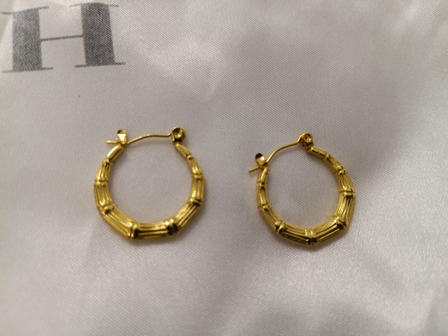 Pendientes de aro con diseño grabado estilo italiano, acero inoxidable con baño de oro 18K reglalo para ella
