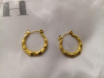 Pendientes de aro con diseño grabado estilo italiano, acero inoxidable con baño de oro 18K reglalo para ella