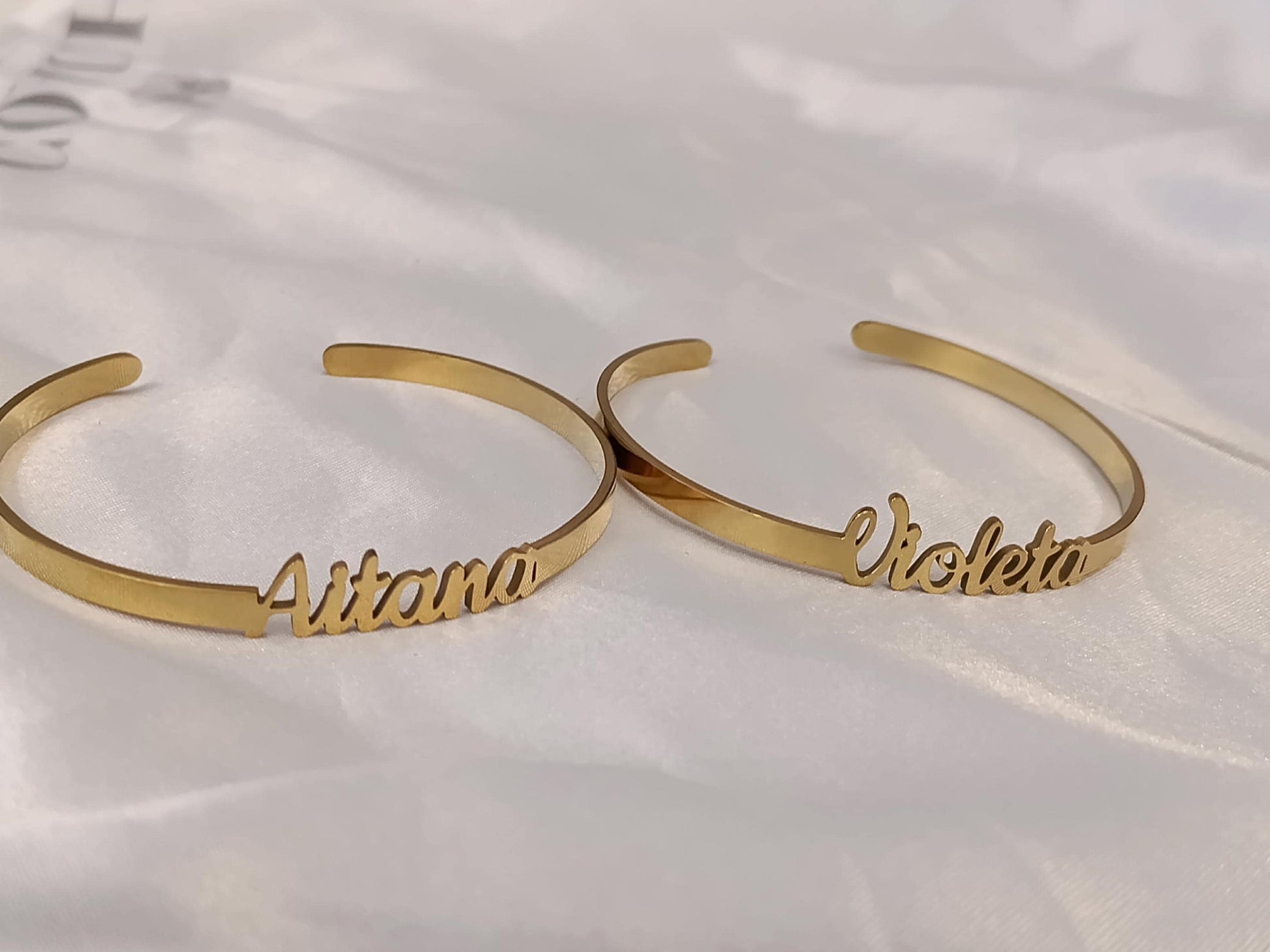 Brazalete Personalizado con Nombre para Mujer, Acero Inoxidable con Efecto Espejo, Baño de Oro 18K, Ajustable y Ligero regalo para ella