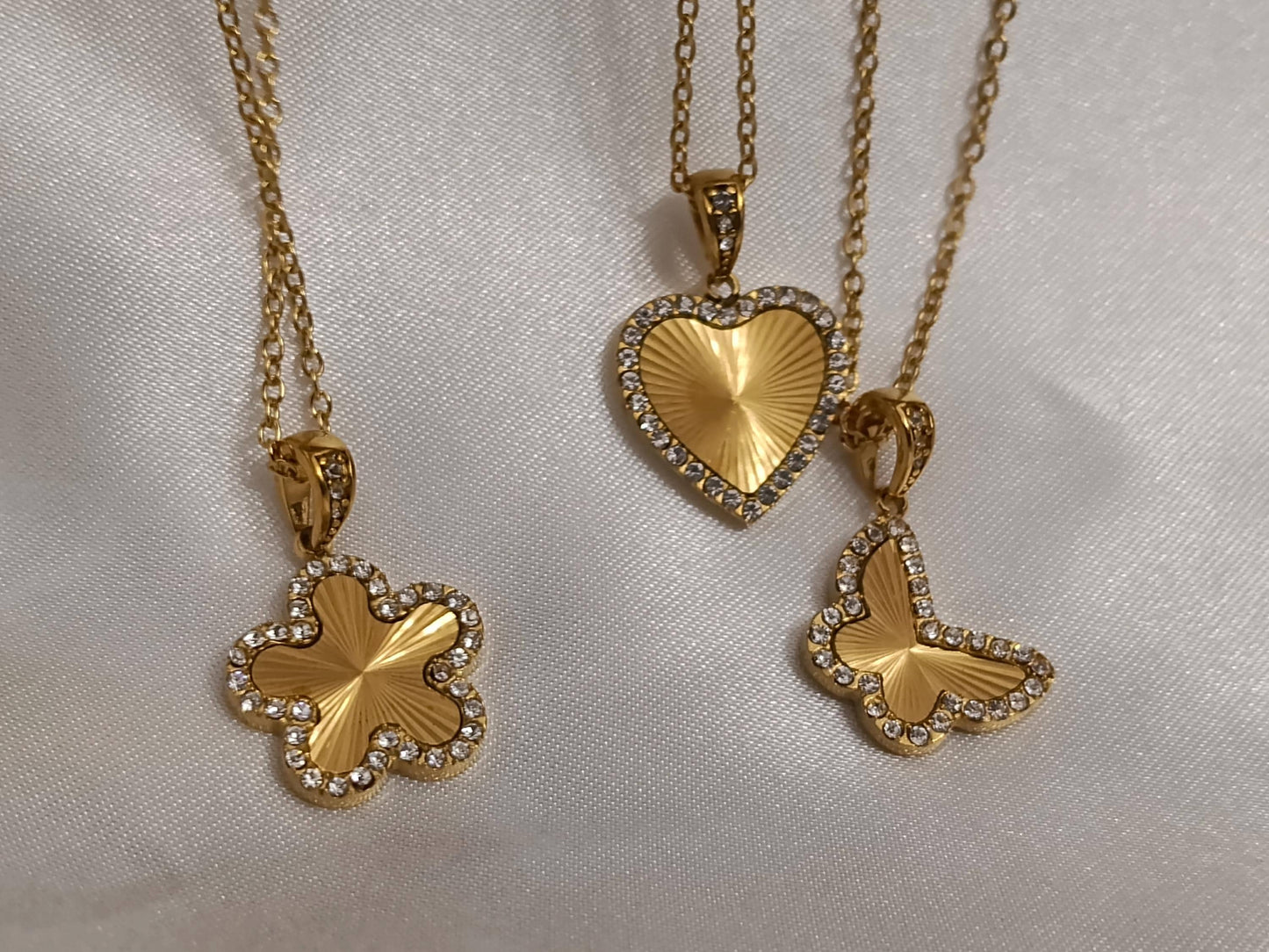 Collar de Acero Inoxidable con colgantes de Mariposa, Corazón y Flor con Circonitas, Baño de Oro 18K, 45cm regalo para ella