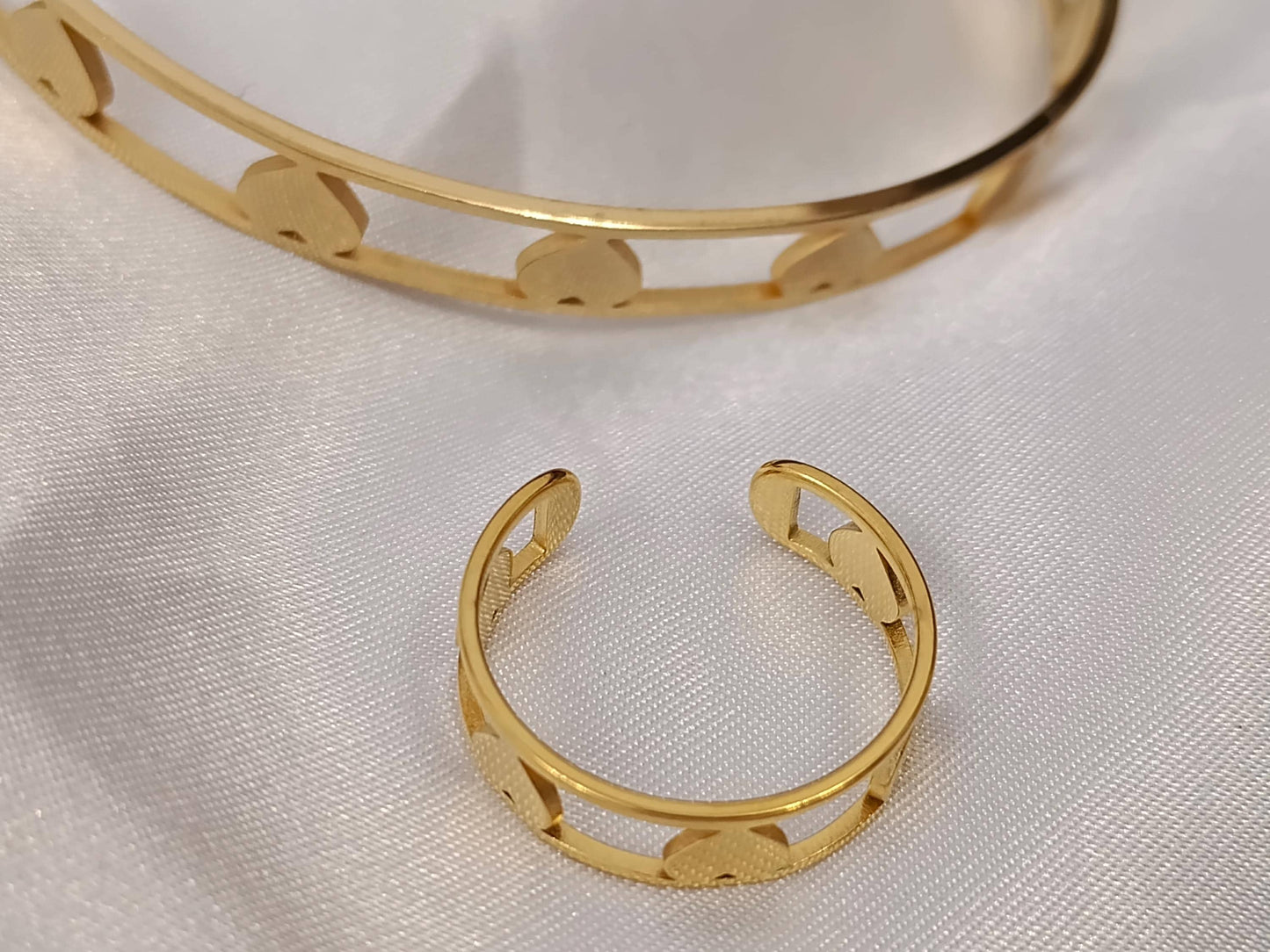 Conjunto de joyas - Brazalete y Anillo ajustable de Corazón Ahuecado, Acero Inoxidable con Baño de Oro 18K (Efecto Espejo) regalos para ella