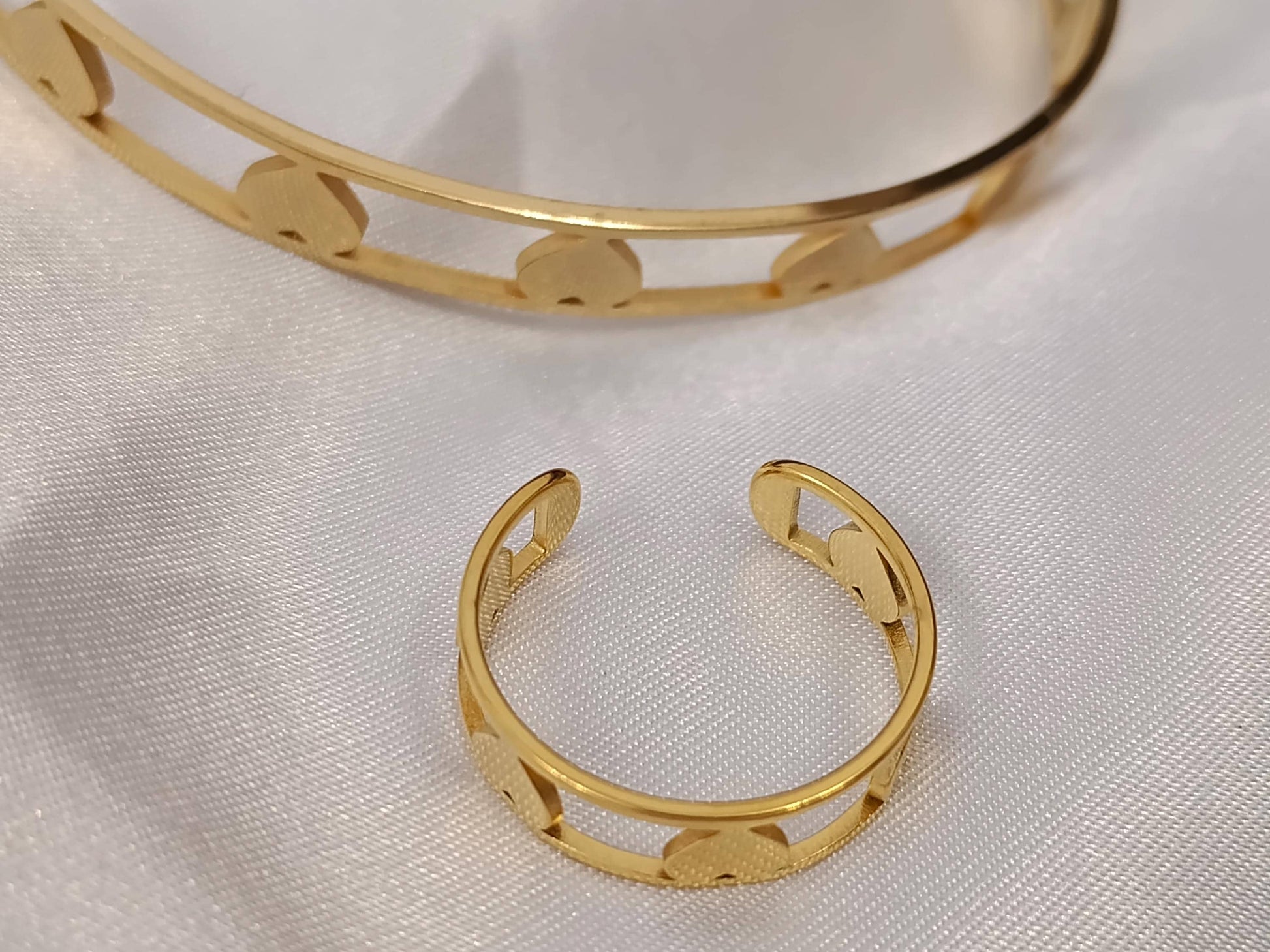Conjunto de joyas - Brazalete y Anillo ajustable de Corazón Ahuecado, Acero Inoxidable con Baño de Oro 18K (Efecto Espejo) regalos para ella