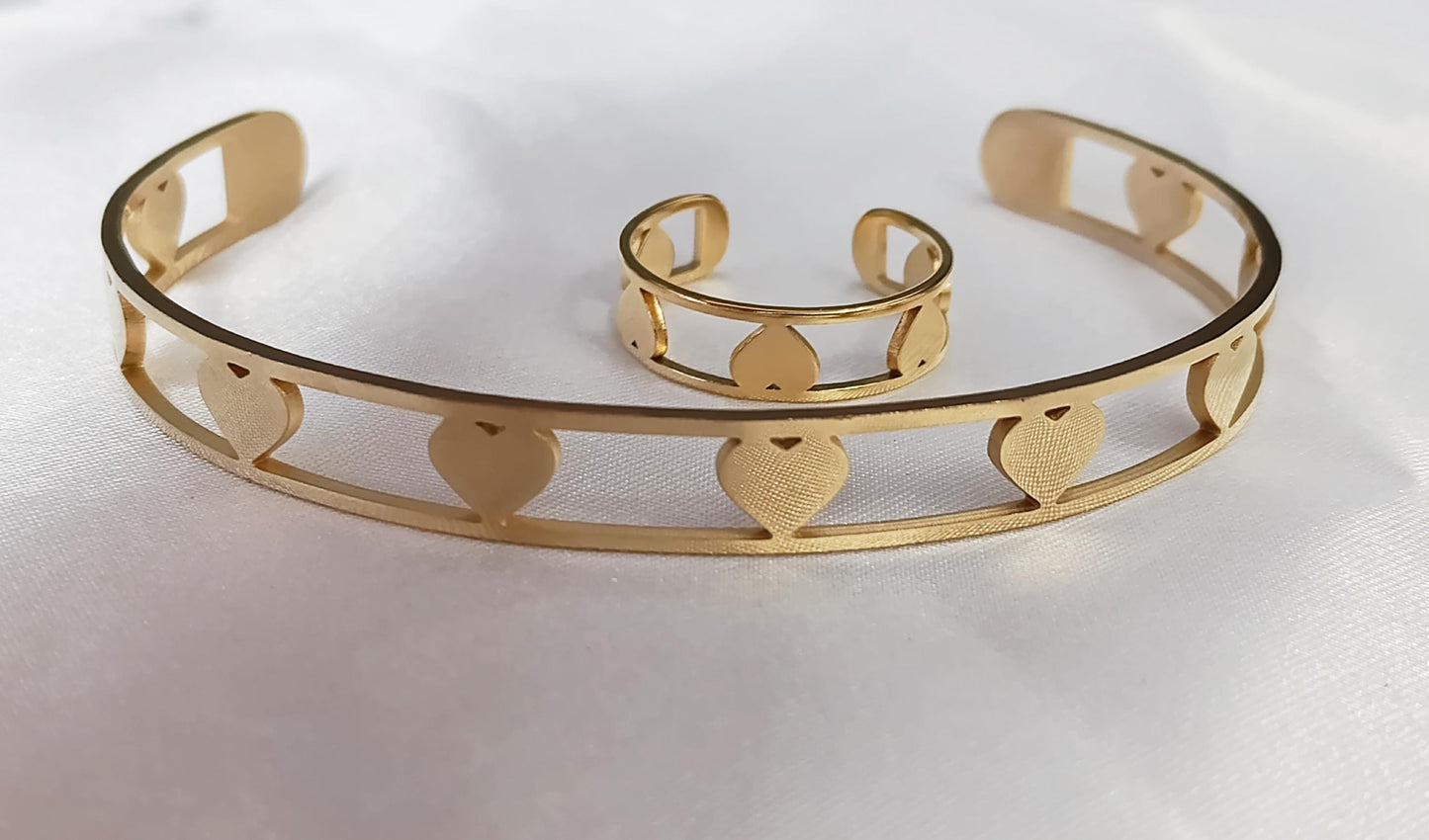 Conjunto de joyas - Brazalete y Anillo ajustable de Corazón Ahuecado, Acero Inoxidable con Baño de Oro 18K (Efecto Espejo) regalos para ella