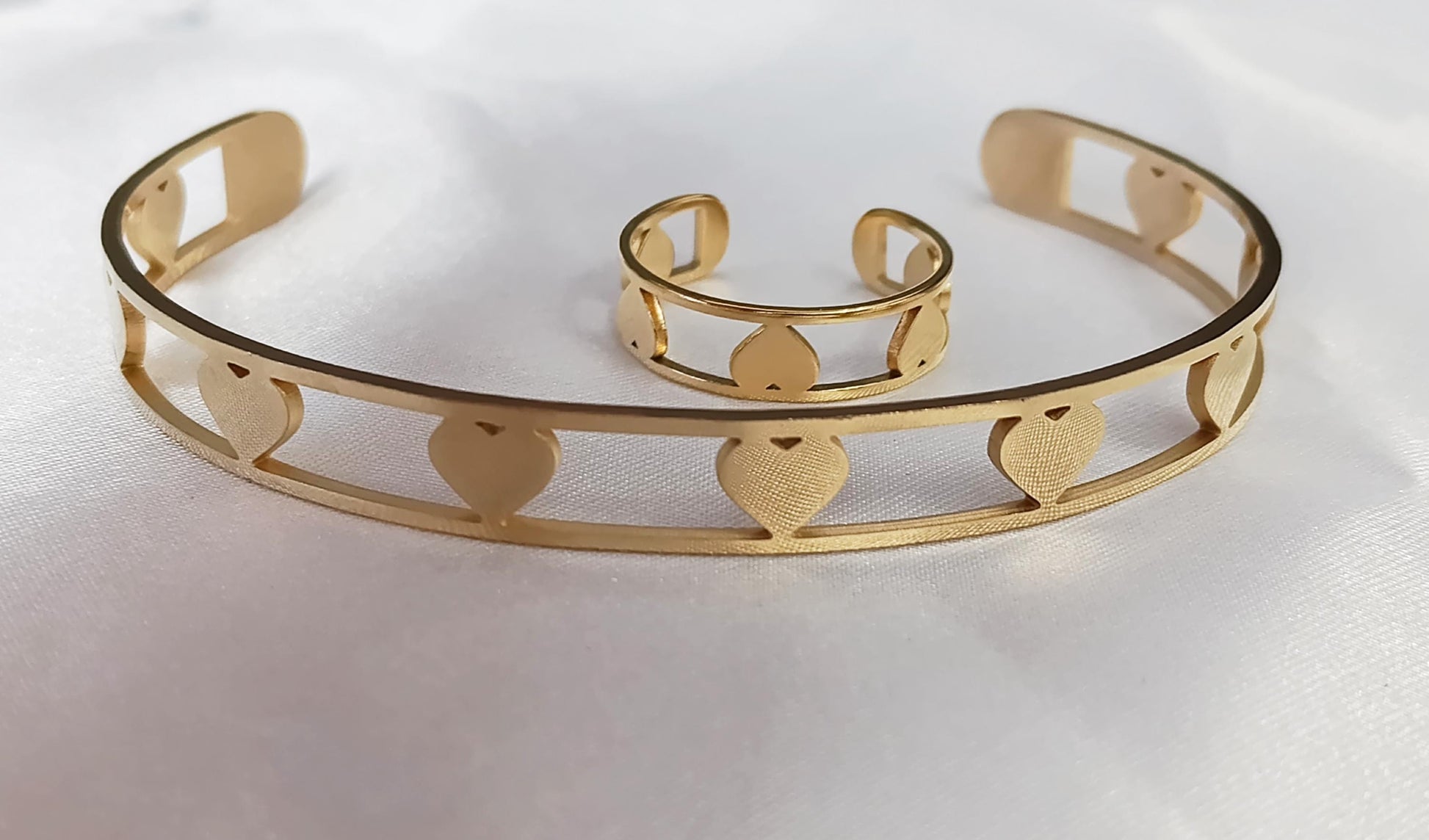 Conjunto de joyas - Brazalete y Anillo ajustable de Corazón Ahuecado, Acero Inoxidable con Baño de Oro 18K (Efecto Espejo) regalos para ella