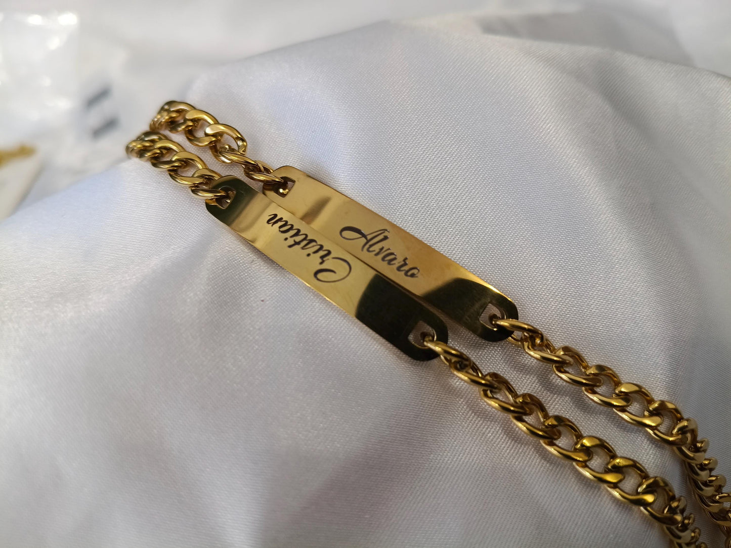 Brazalete Personalizado con Nombre grabadi para hombre , Acero Inoxidable con Efecto Espejo, Baño de Oro 18K, regalo para él