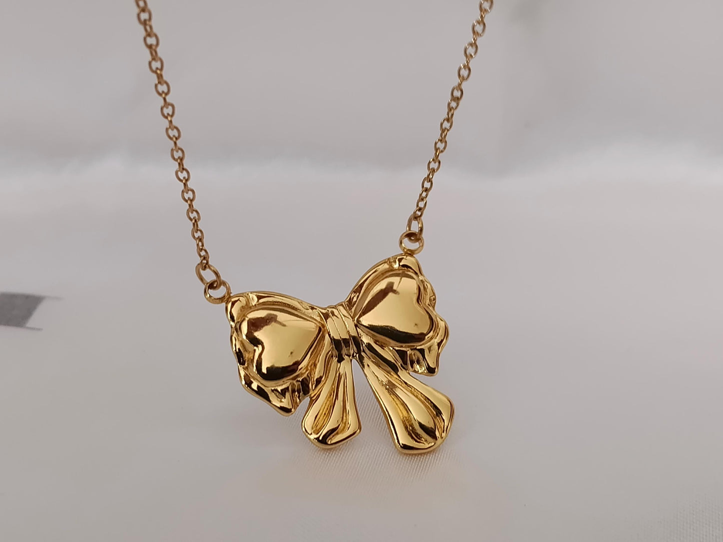 Collar con Colgante de Lazo en Acero Inoxidable y Baño de Oro 18K (40cm + Extensión) regalo para ella