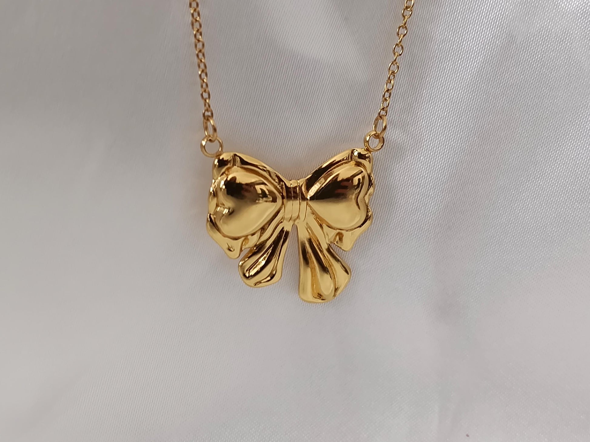 Collar con Colgante de Lazo en Acero Inoxidable y Baño de Oro 18K (40cm + Extensión) regalo para ella