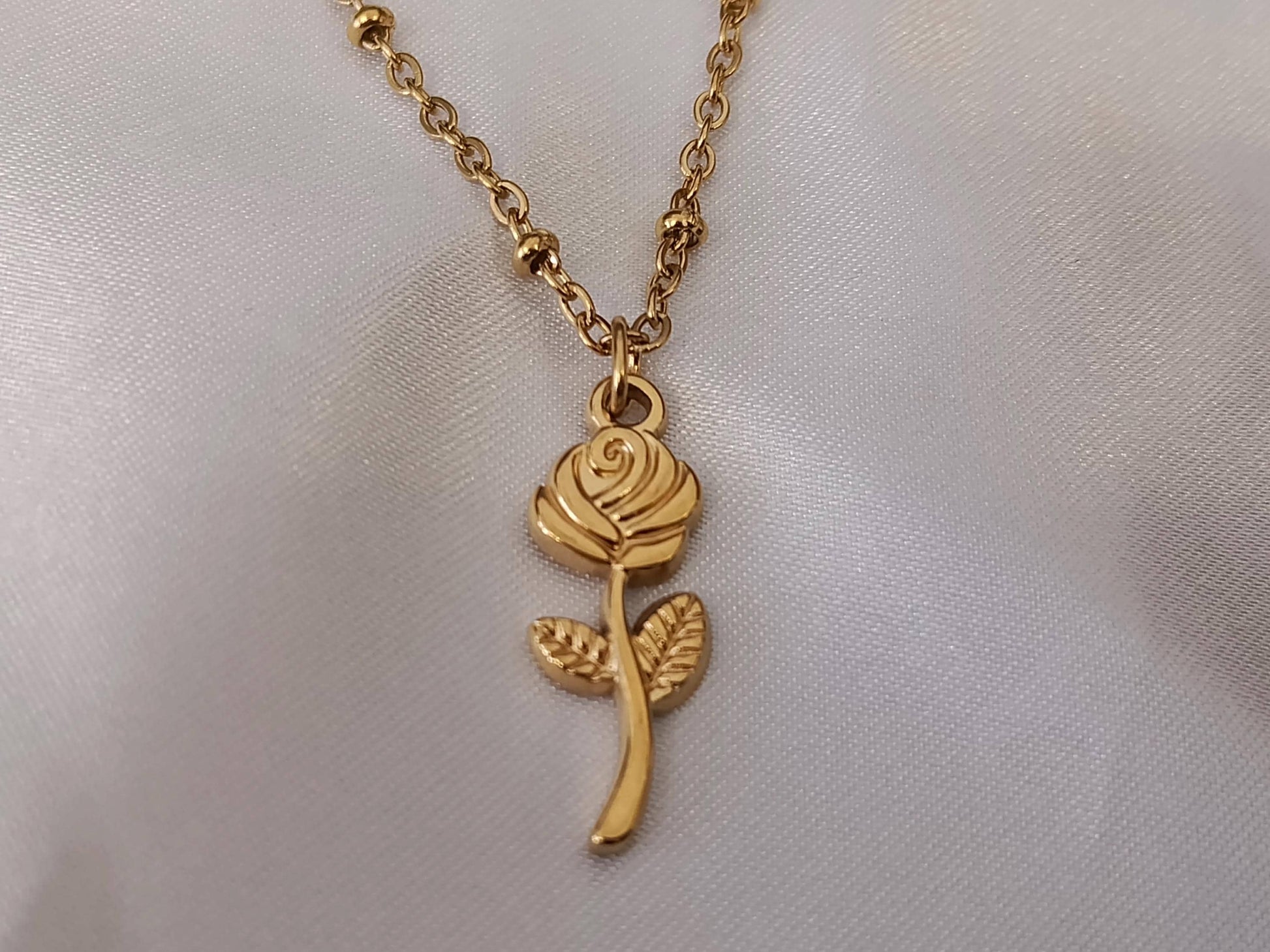 Collar de flor Rosa en Acero Inoxidable con Baño de Oro 18K (40cm + Extensión) para ella