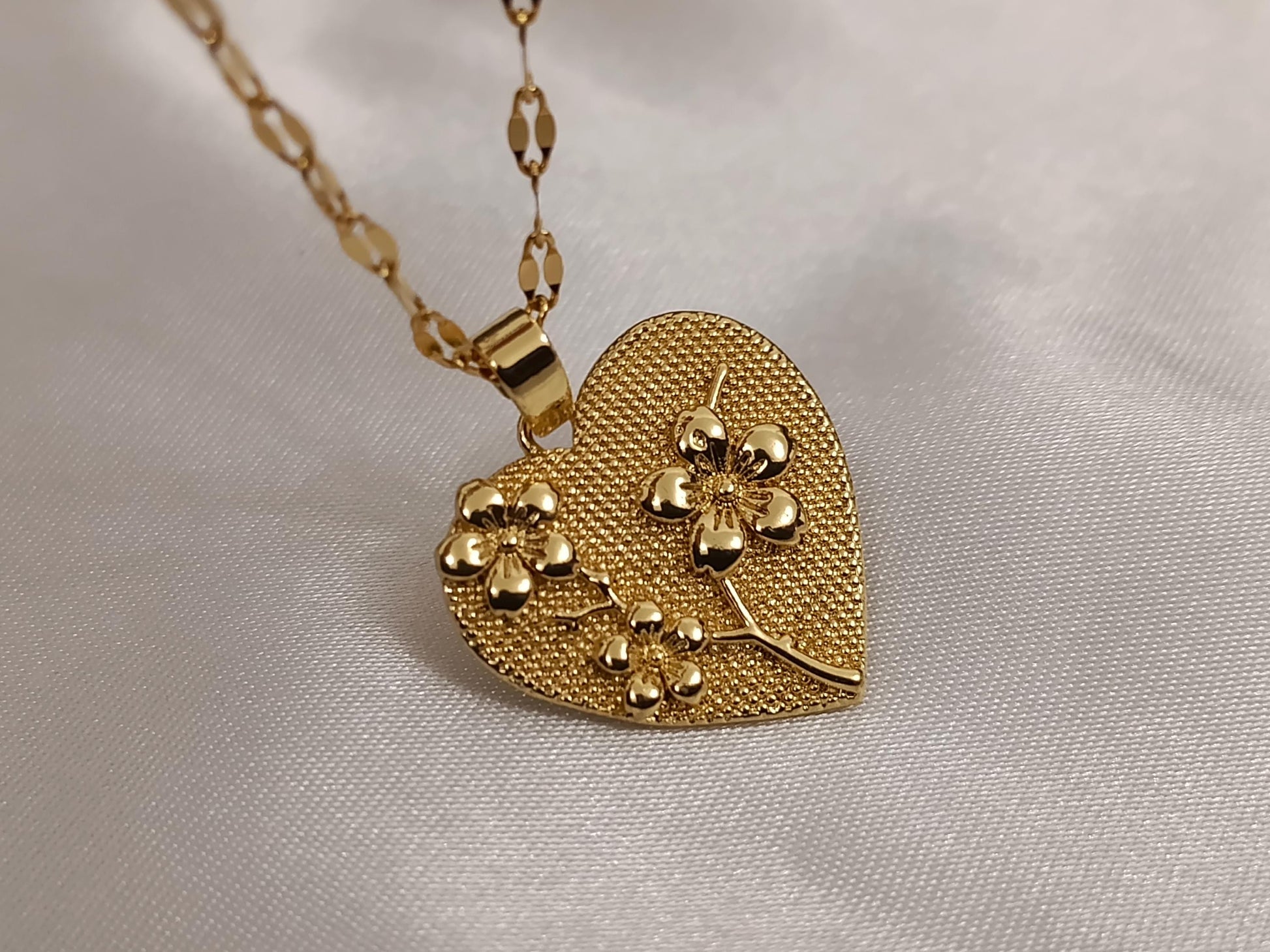 Collar de Acero Inoxidable Oro 18K colgante de medalla corazon con flores 40cm + Extensión 5cm (16"+2") para mujeres