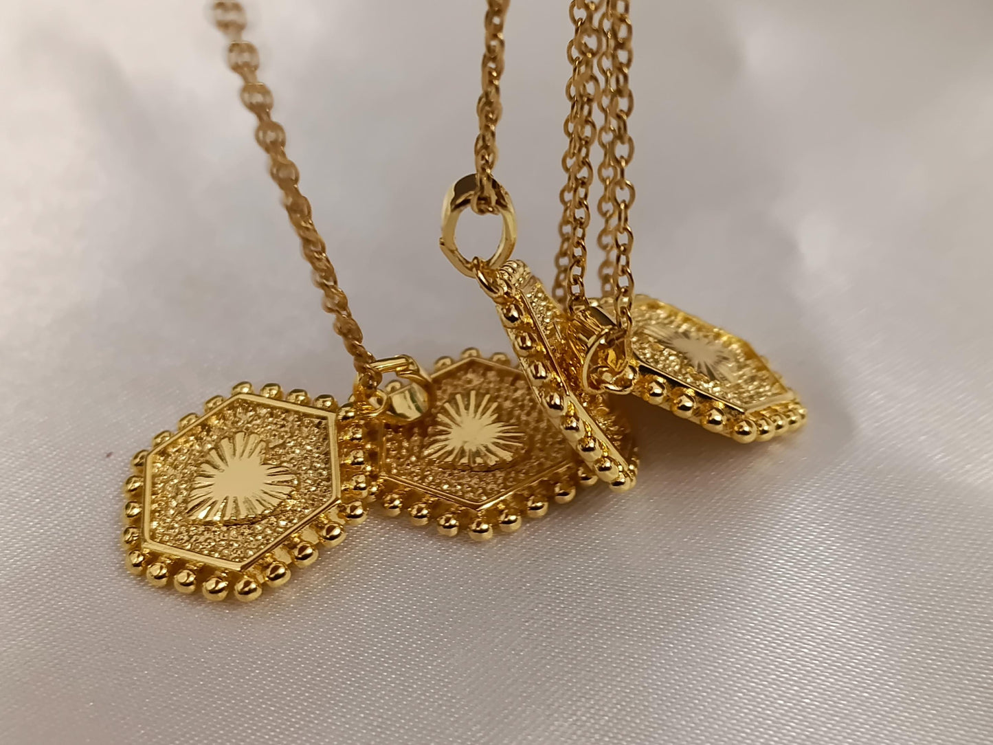 Collar de Medalla con Letra Inicial de nombre en Oro de 18K (Baño PVD) - Cadena de 18" 45cm regalo para ella