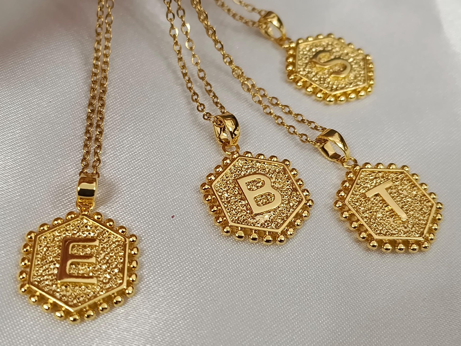 Collar de Medalla con Letra Inicial de nombre en Oro de 18K (Baño PVD) - Cadena de 18" 45cm regalo para ella