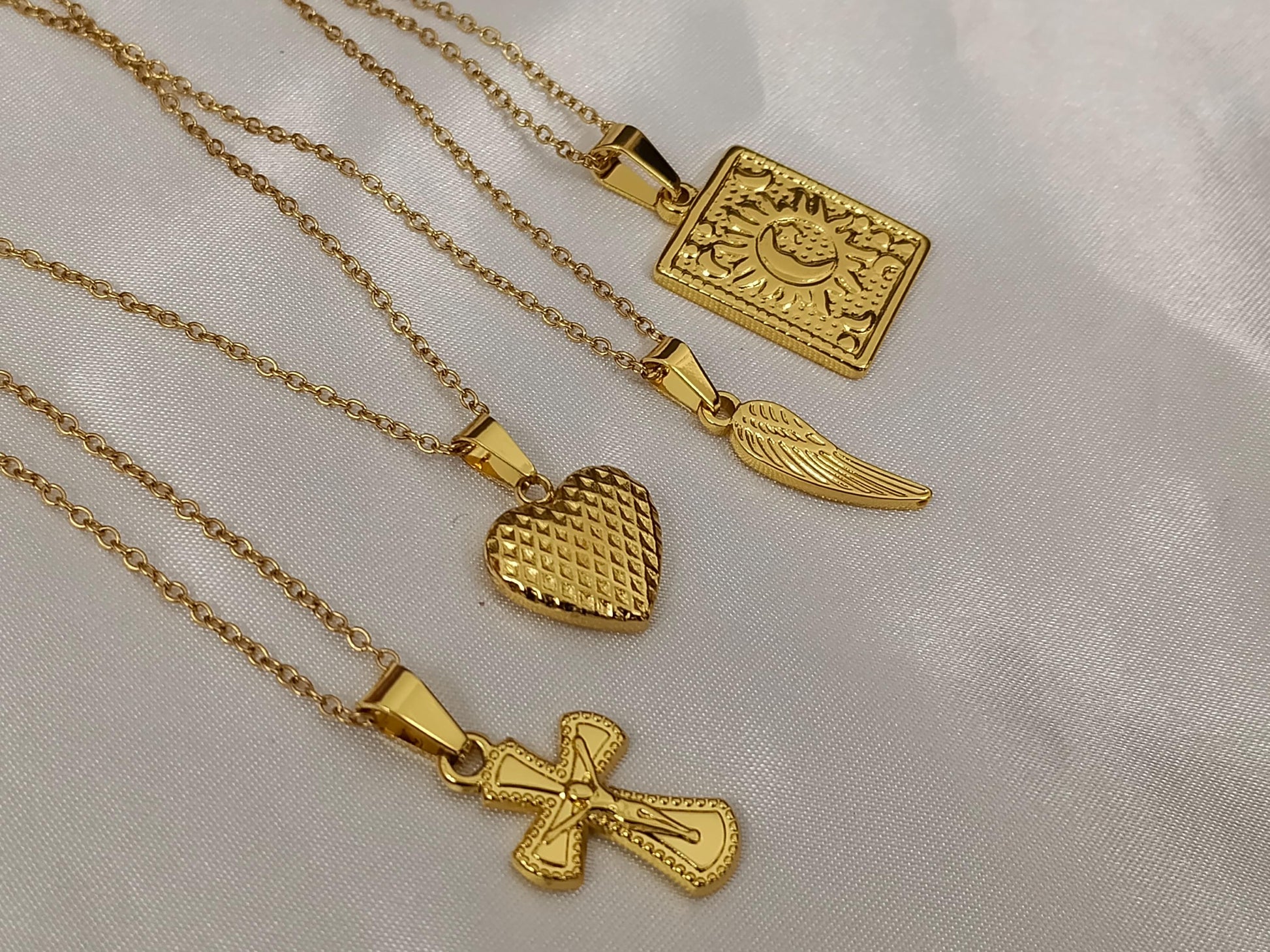 Collar de pluma,medalla, cruz,y corazón acero inoxidable oro bañado 18K 40cm más extensión de 5cm para mujeres