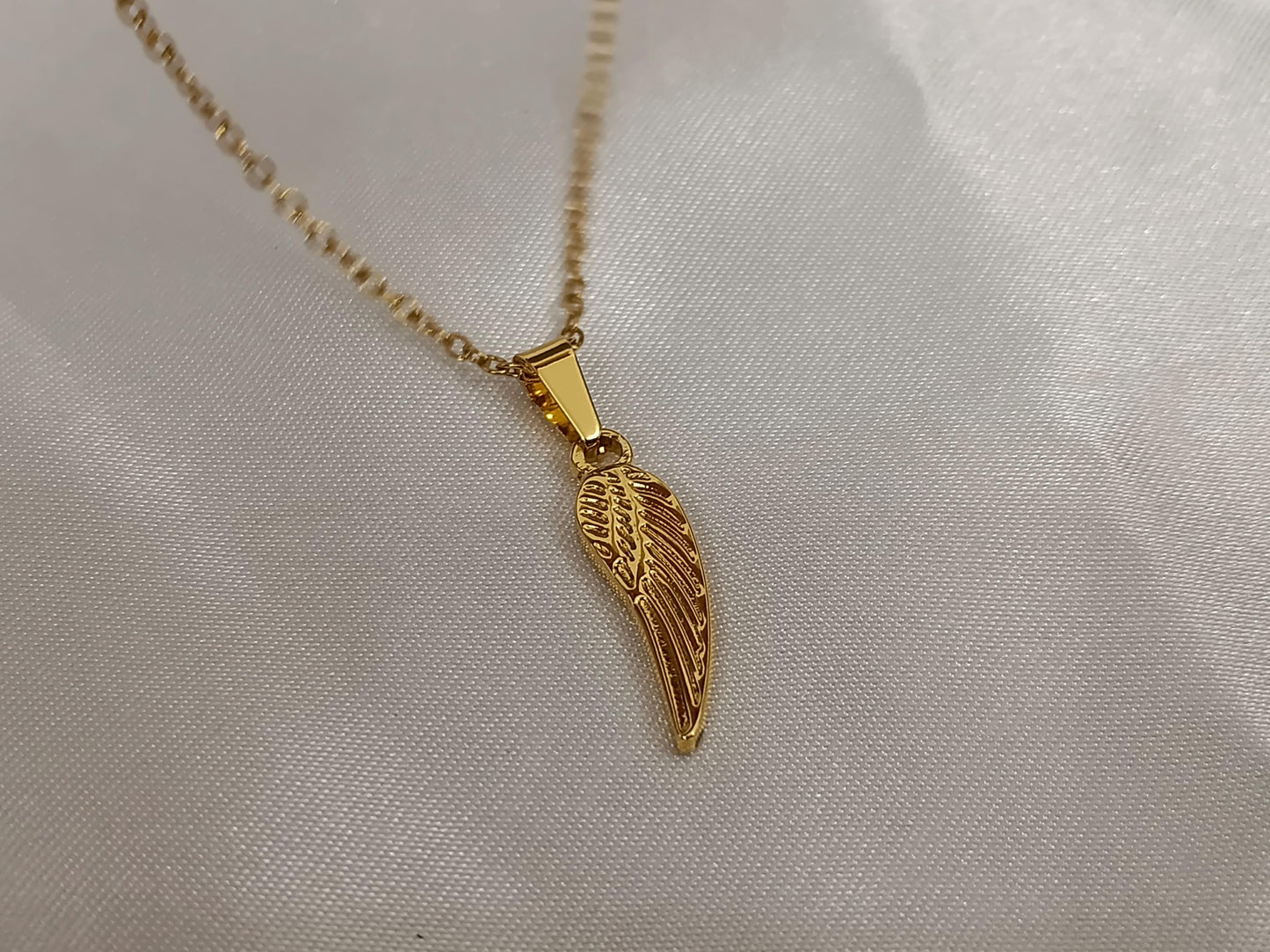 Collar de pluma,medalla, cruz,y corazón acero inoxidable oro bañado 18K 40cm más extensión de 5cm para mujeres