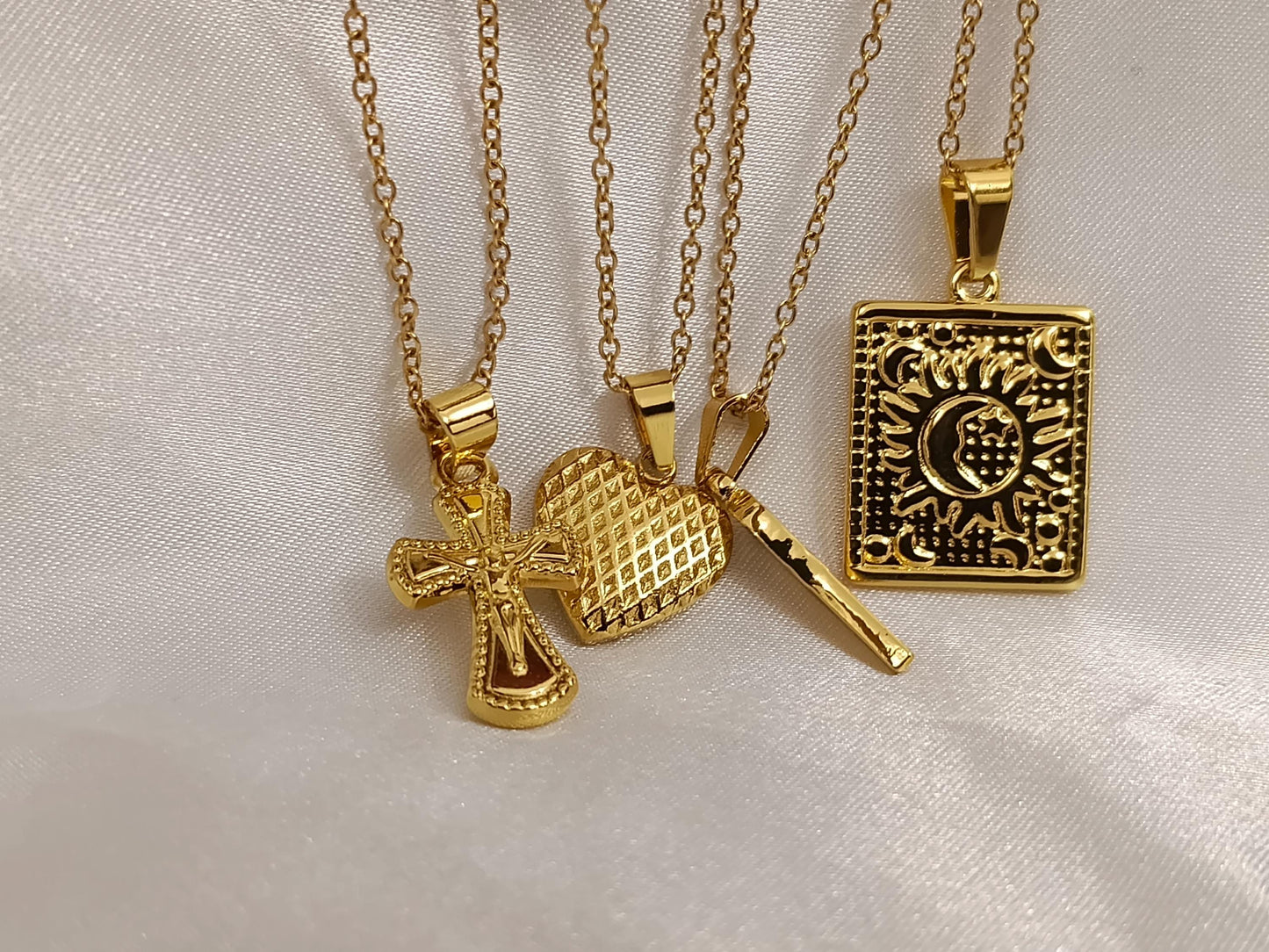 Collar de pluma,medalla, cruz,y corazón acero inoxidable oro bañado 18K 40cm más extensión de 5cm para mujeres