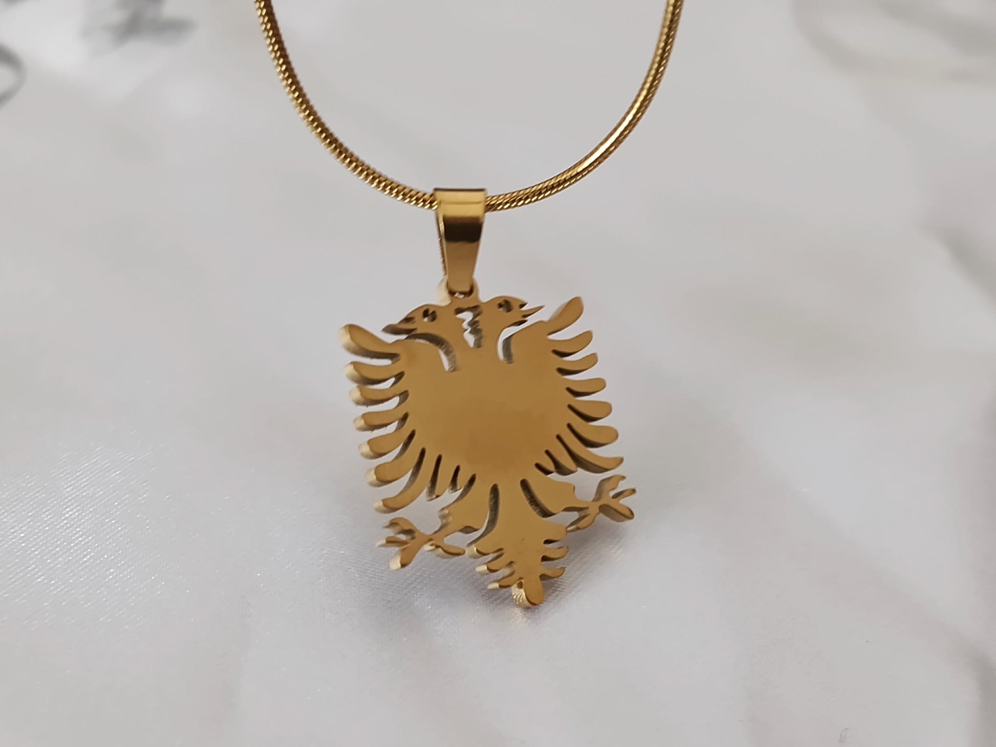 Collar con colgante Águila Albania acero inoxidable bañado en oro 18K cadena 60cm 24 pulgadas para hombres o mujeres