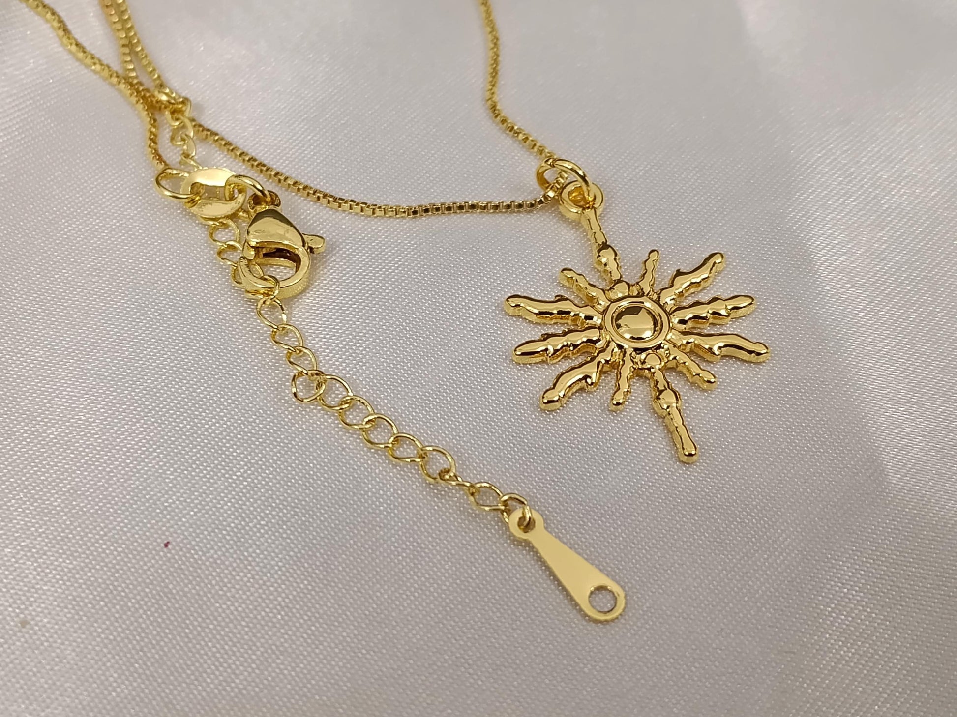 Collar con cadena de caja y colgante sol acero inoxidable oro bañado de 18K con extensión ajustable para mujeres