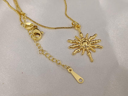 Collar con cadena de caja y colgante sol acero inoxidable oro bañado de 18K con extensión ajustable para mujeres