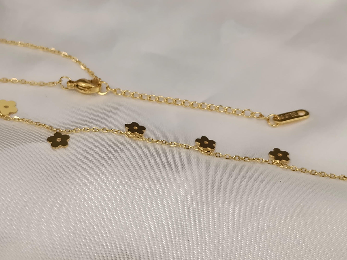 Collar Largo Estilo Y con cuentas de Flores Pulidas en Oro de 18K (PVD) - Acero Inoxidable - 20"-22" para mujeres