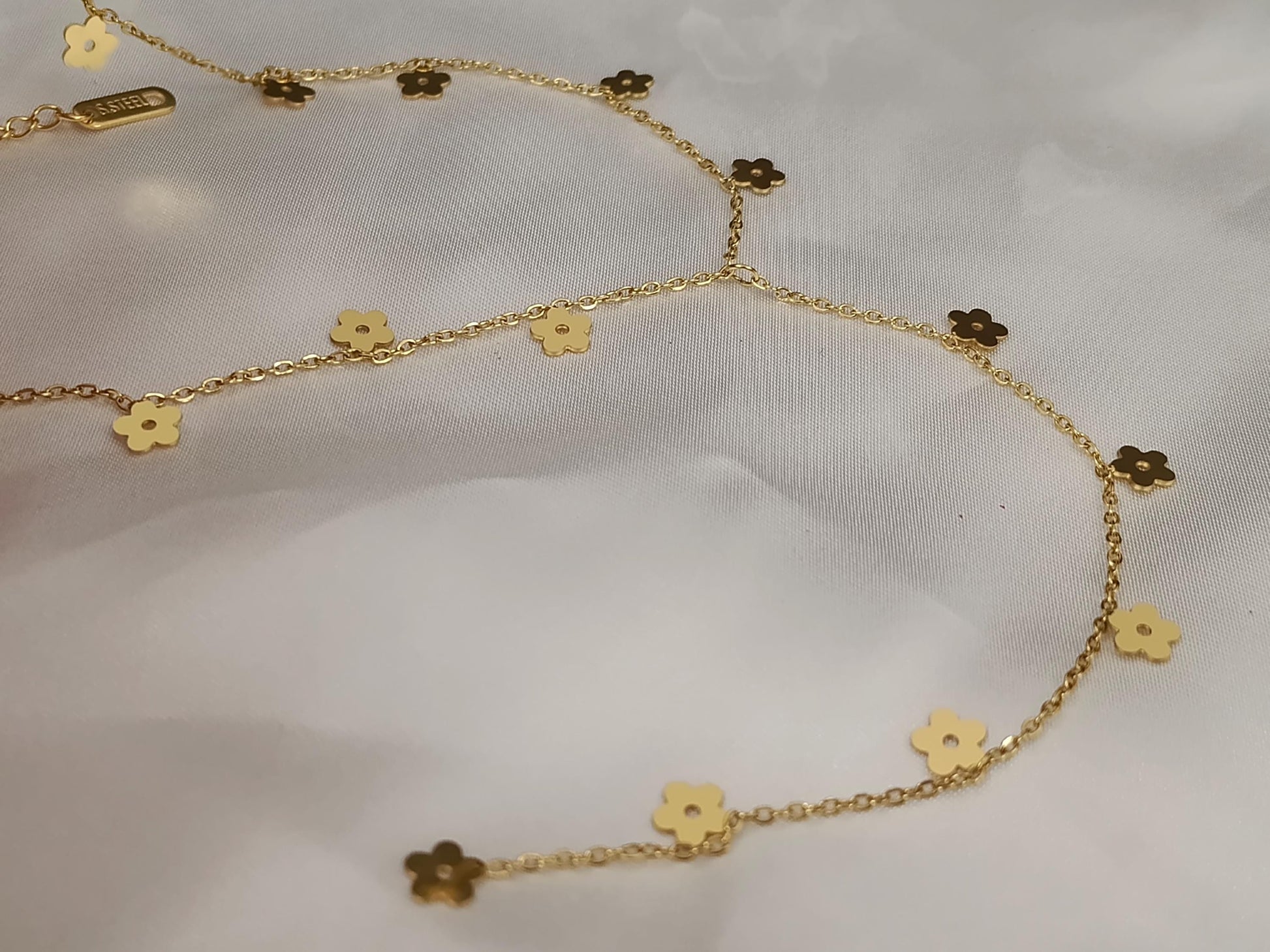 Collar Largo Estilo Y con cuentas de Flores Pulidas en Oro de 18K (PVD) - Acero Inoxidable - 20"-22" para mujeres