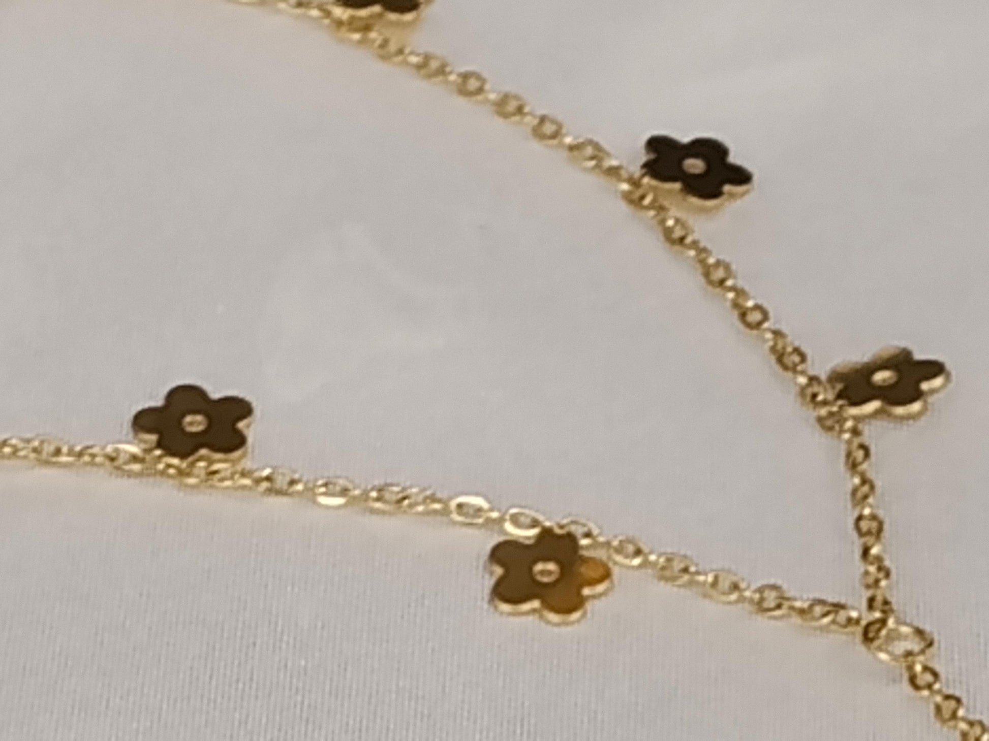 Collar Largo Estilo Y con cuentas de Flores Pulidas en Oro de 18K (PVD) - Acero Inoxidable - 20"-22" para mujeres