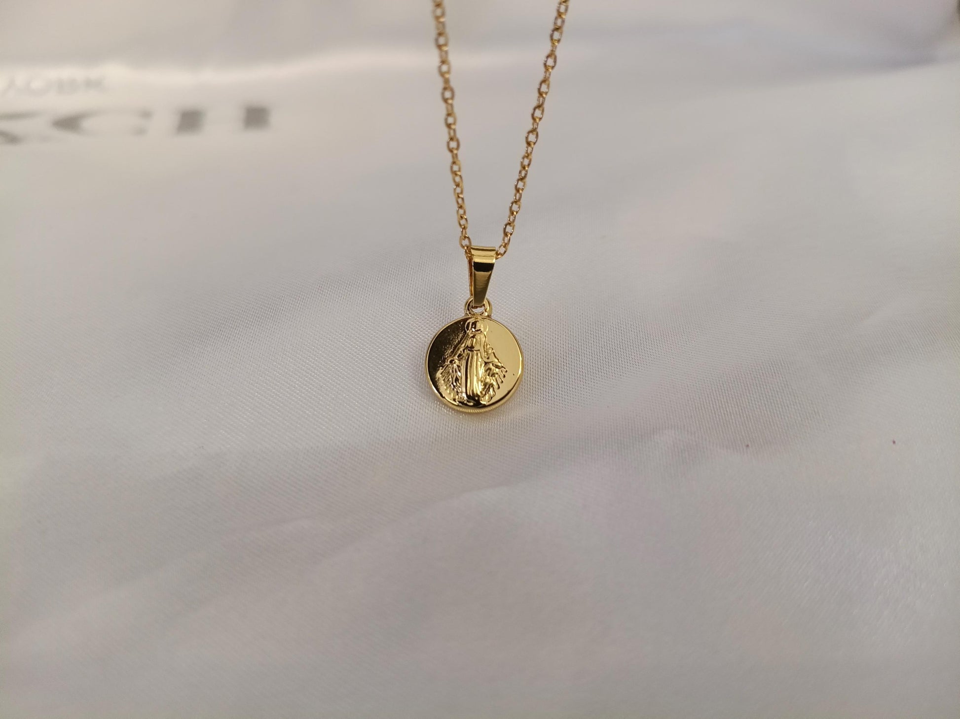 Collar con medalla de Virgin María acero inoxidable bañado en oro 18K para mujeres