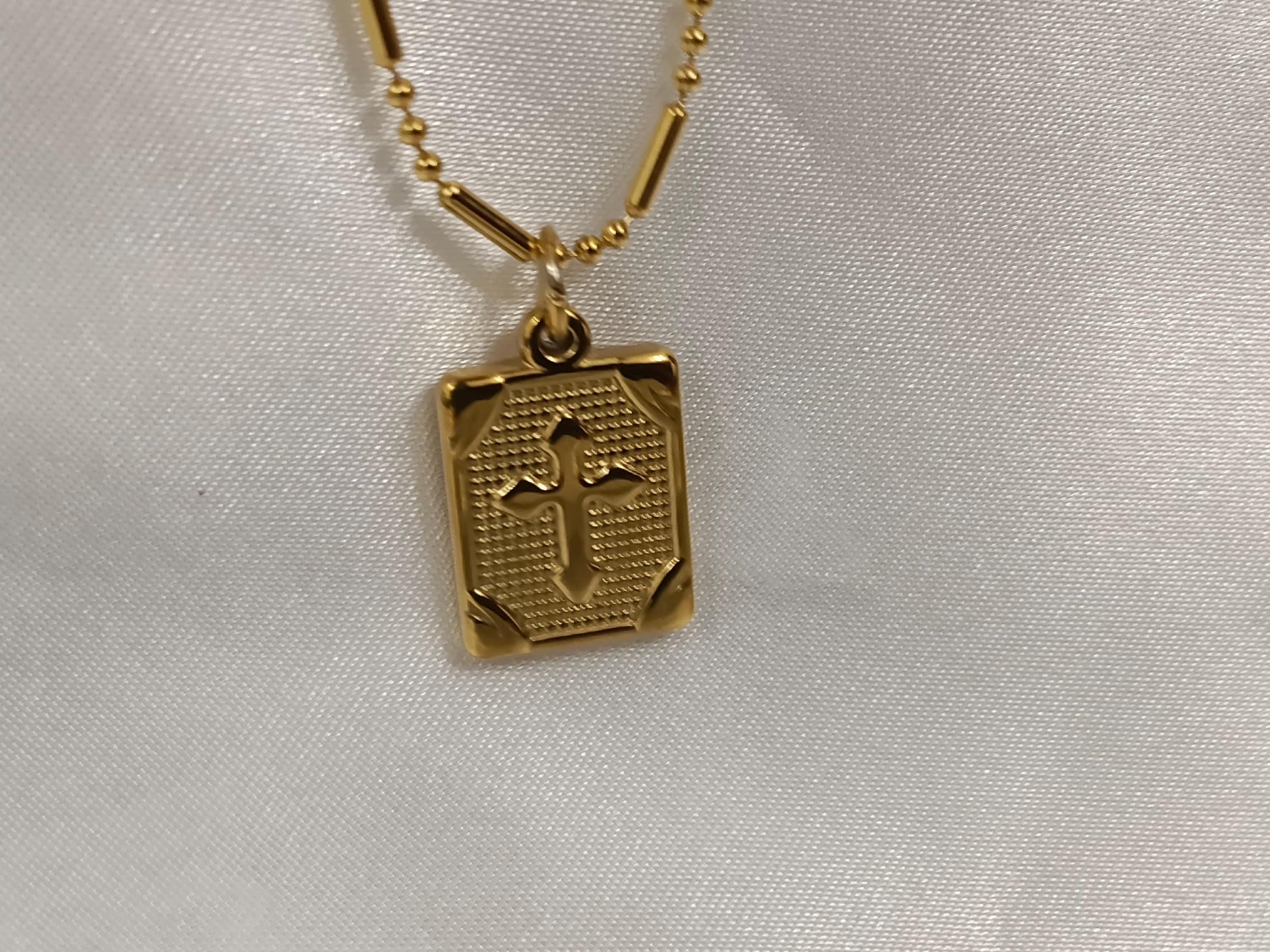 Collar con Colgante Rectangular con cruz en Oro 18K (PVD) - 16" + 2" Ajustable collar para mujeres