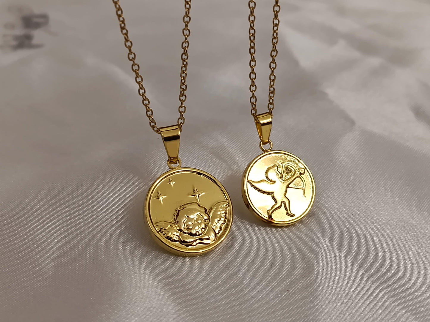 Collar con Colgante moneda de Ángel en Oro 18K (PVD) - 16" + 2" Ajustable para mujeres