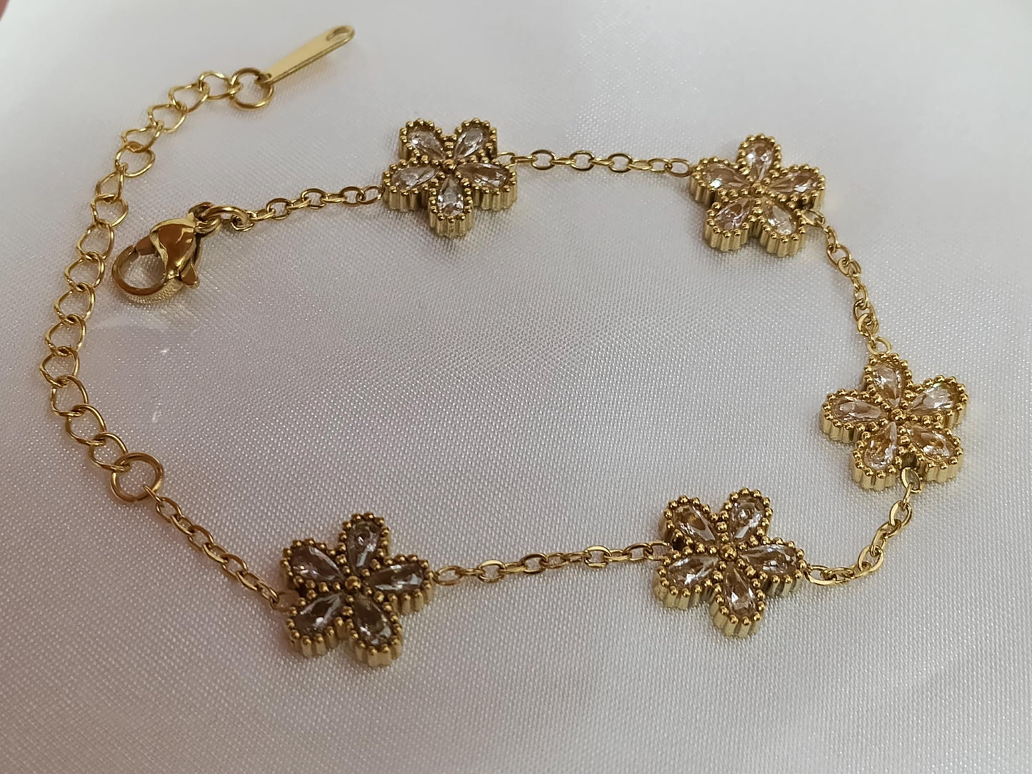 Pulsera con flores circonitas acero inoxidable bañado en oro 18K para mujeres