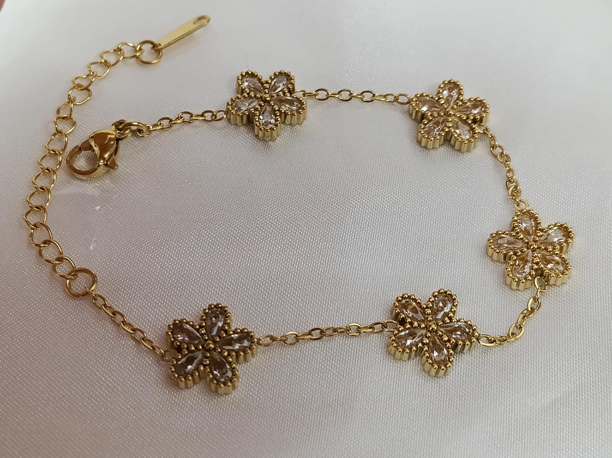 Pulsera con flores circonitas acero inoxidable bañado en oro 18K para mujeres