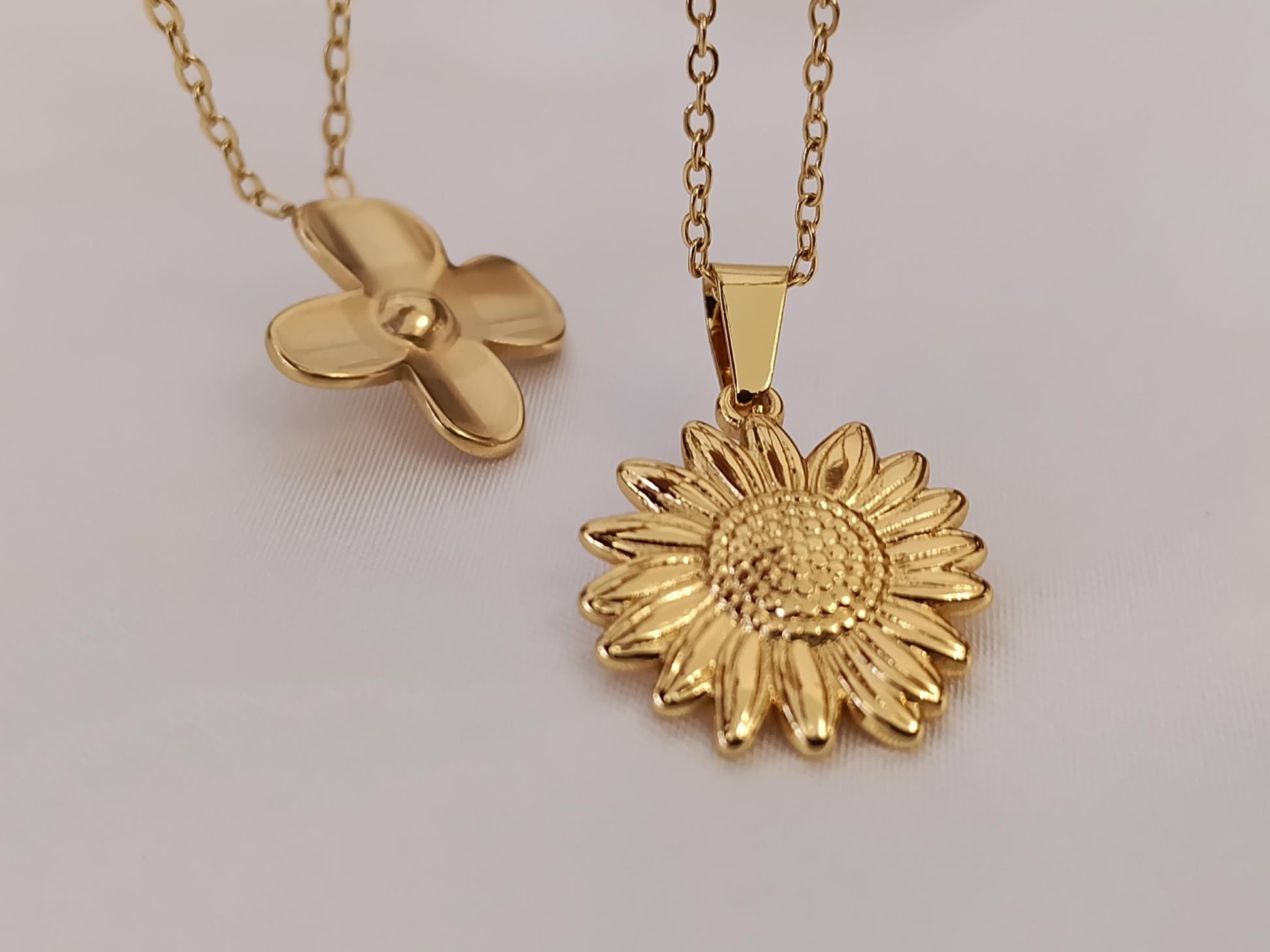 Collar con Colgante de Flor girasol en Oro 18K (PVD) - Acero Inoxidable - 16" + 2" /40cm+5cm extension para mujeres