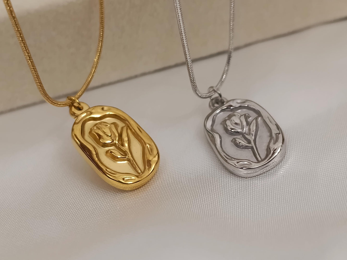 Collar de Acero Inoxidable Oro 18K - colgante Placa Cuadrada Tulipán Grabado - Cadena Serpiente + Extensión para ella