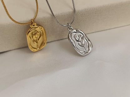 Collar de Acero Inoxidable Oro 18K - colgante Placa Cuadrada Tulipán Grabado - Cadena Serpiente + Extensión para ella