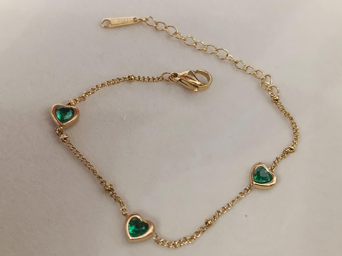 Pulsera con corazones circonitas verdes acero inoxidable bañado en oro 18K para mujeres