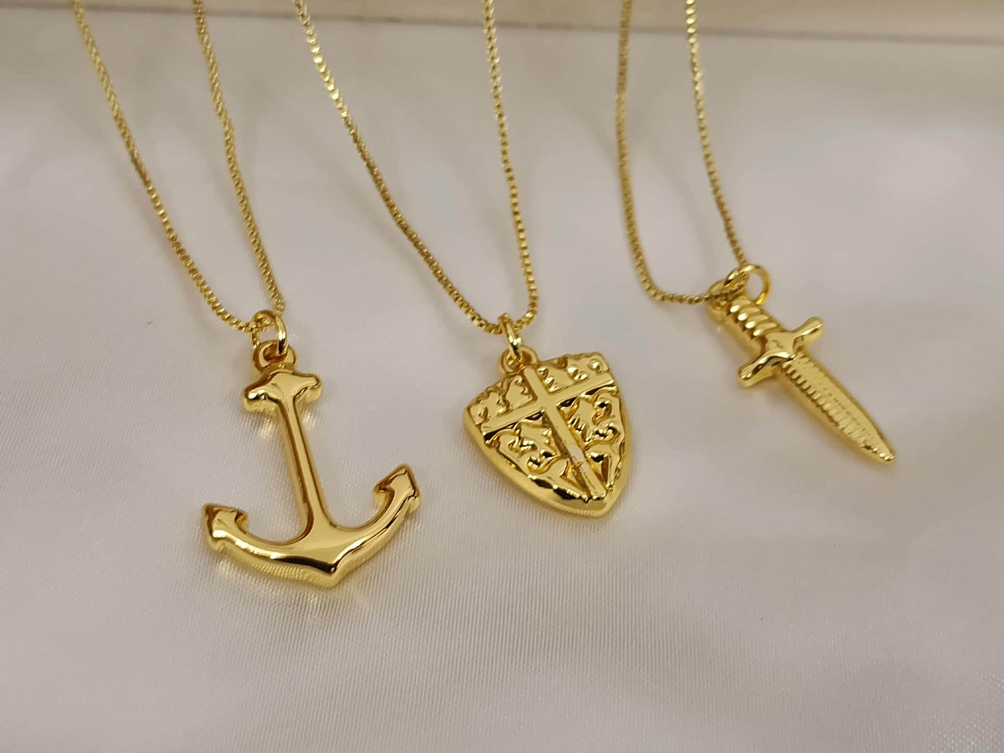 Collar con colgantes de ancla/espada/escudo acero inoxidable oro bañado 18K para mujeres