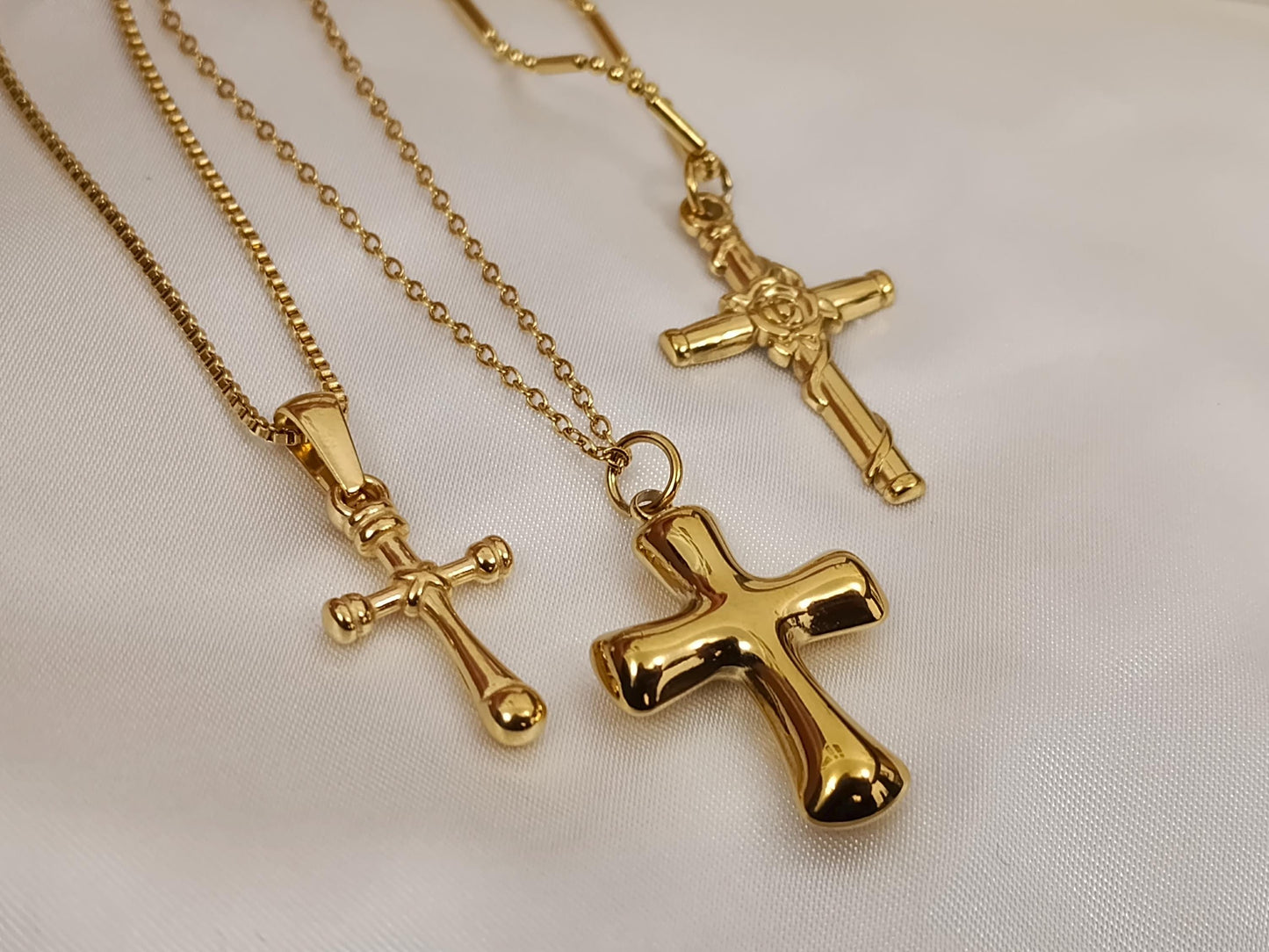 Collar con colgantes de cruz acero inoxidable oro bañado 18K tratado como oro viejo para mujeres