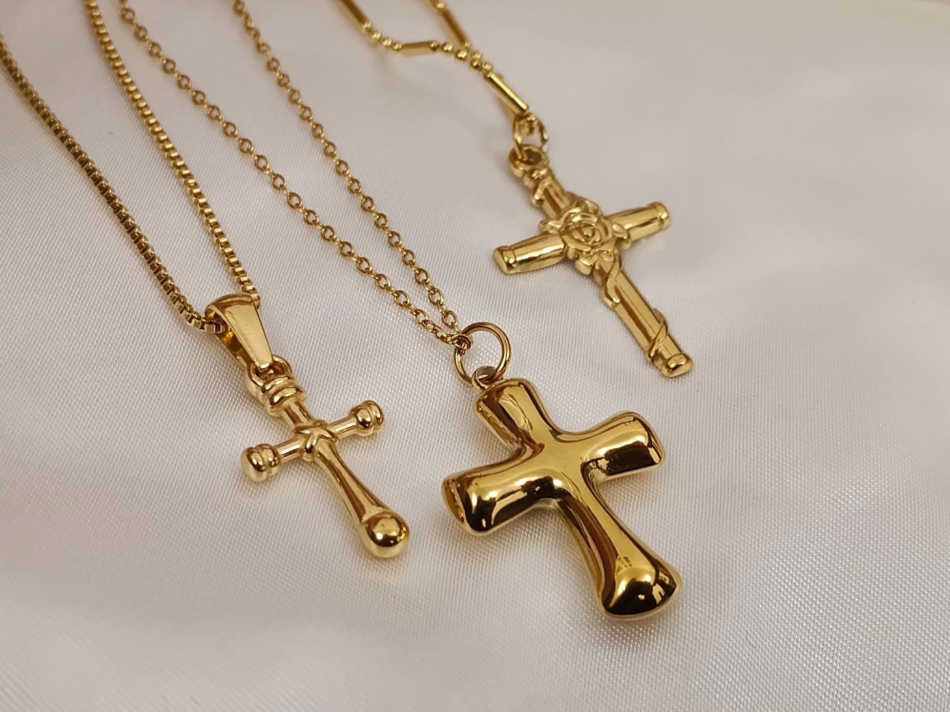 Collar con colgantes de cruz acero inoxidable oro bañado 18K tratado como oro viejo para mujeres