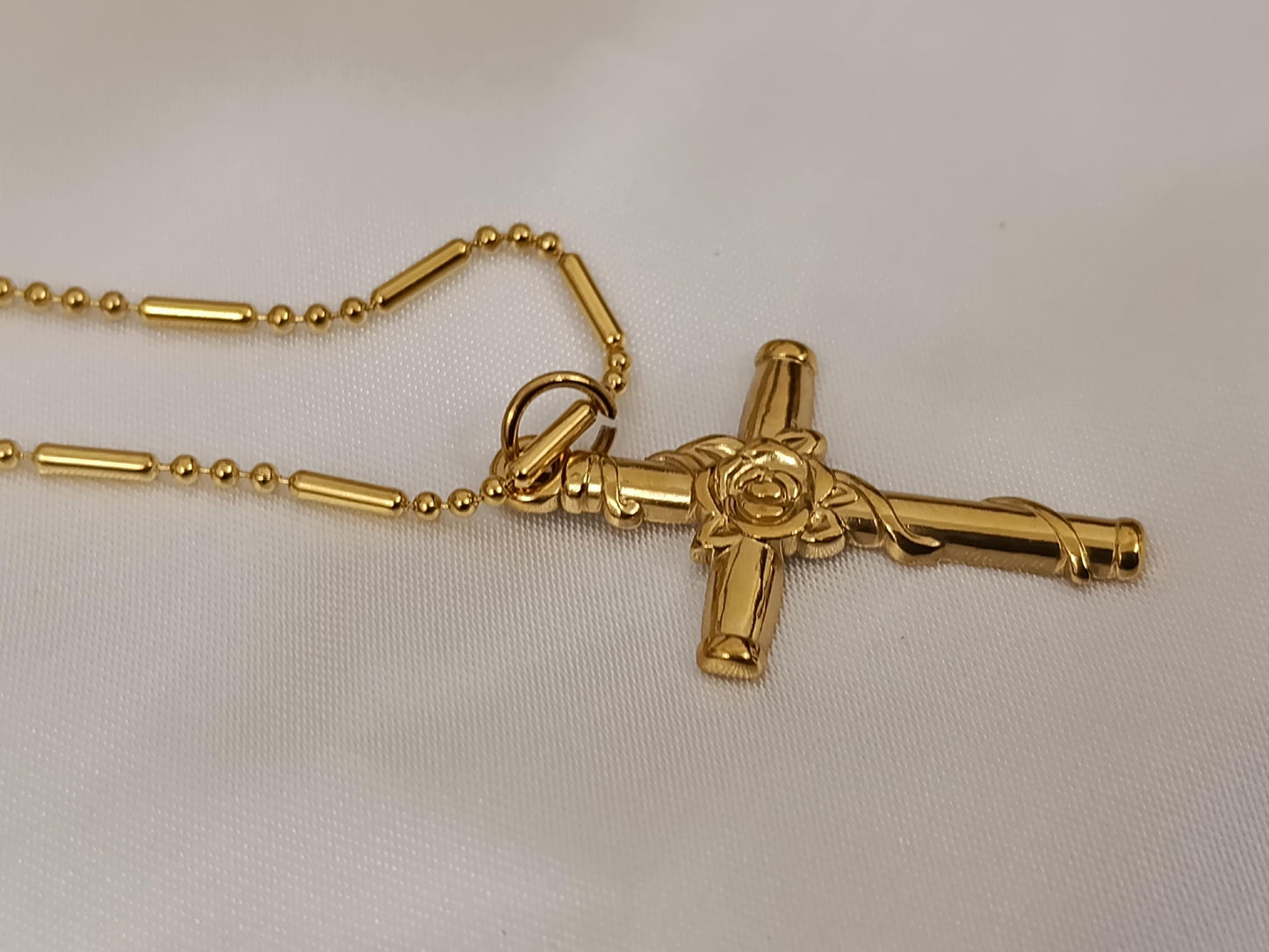 Collar con colgantes de cruz acero inoxidable oro bañado 18K tratado como oro viejo para mujeres