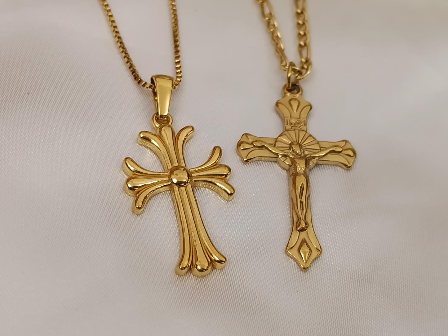 Collar con colgantes de cruz acero inoxidable oro bañado 18K tratado como oro viejo para mujeres